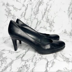 Stuart Weitzman Black Leather Round Toe Pump 10